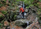 foto 006  Amun - nie mógł sobie odpuścić &#34;stójki&#34; na kamyku przy szmeru strumyka. Co prawda później chłopa w trójkę ratowaliśmy z opresji, ale czego nie robi się dla mediów :-)
